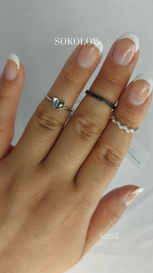 Помолвочное кольцо из серебра с фианитом — кадр из рилса