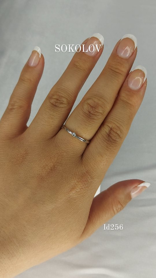 Кольцо из серебра с фианитами — кадр из рилса 5