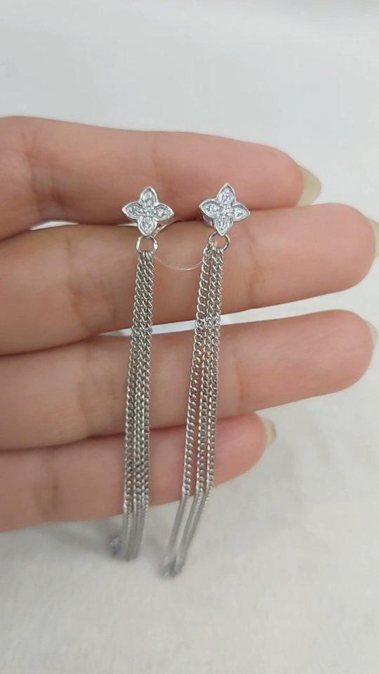 Видео: Серебряные серьги 925 пробы с подвесками-цепочками и клевером