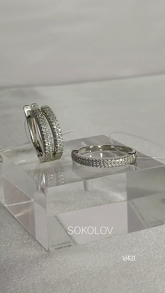 Кольцо из серебра с фианитами — кадр из рилса 1