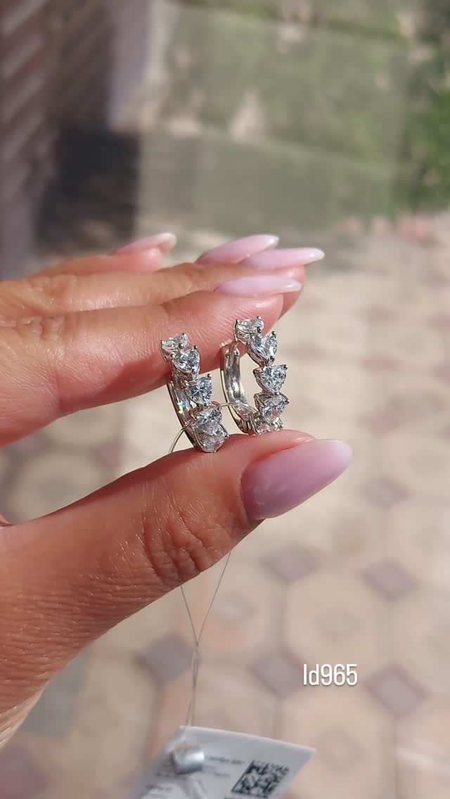 Серьги из серебра с фианитами — кадр из рилса