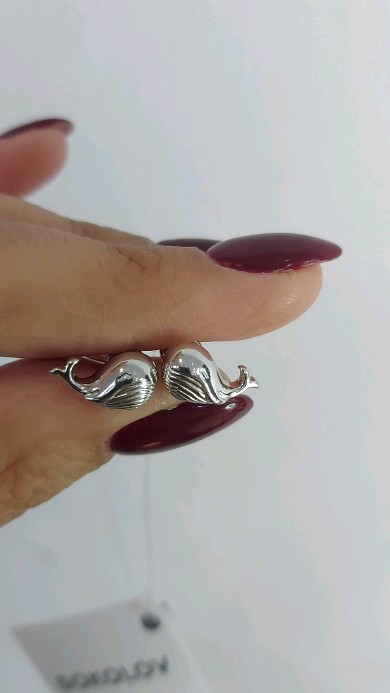 Серьги-пусеты из серебра с фианитами — кадр из рилса