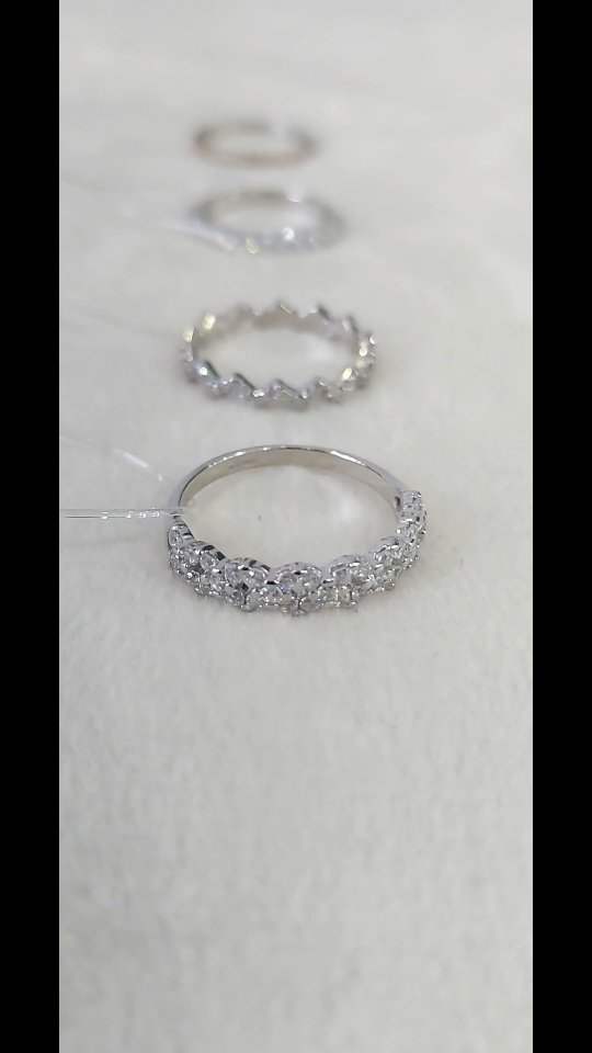 Кольцо из серебра с фианитами — кадр из рилса 2