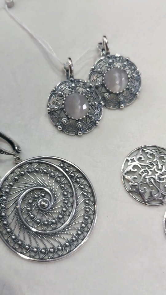 Серебряные висячие серьги 925 пробы в технике филигрань — кадр из рилса 1