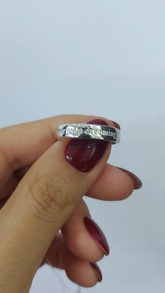 Видео: Серебряное кольцо 925 пробы с гравировкой Never stop dreaming