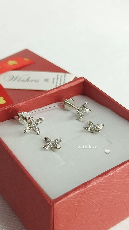 Серьги из серебра с фианитами — кадр из рилса