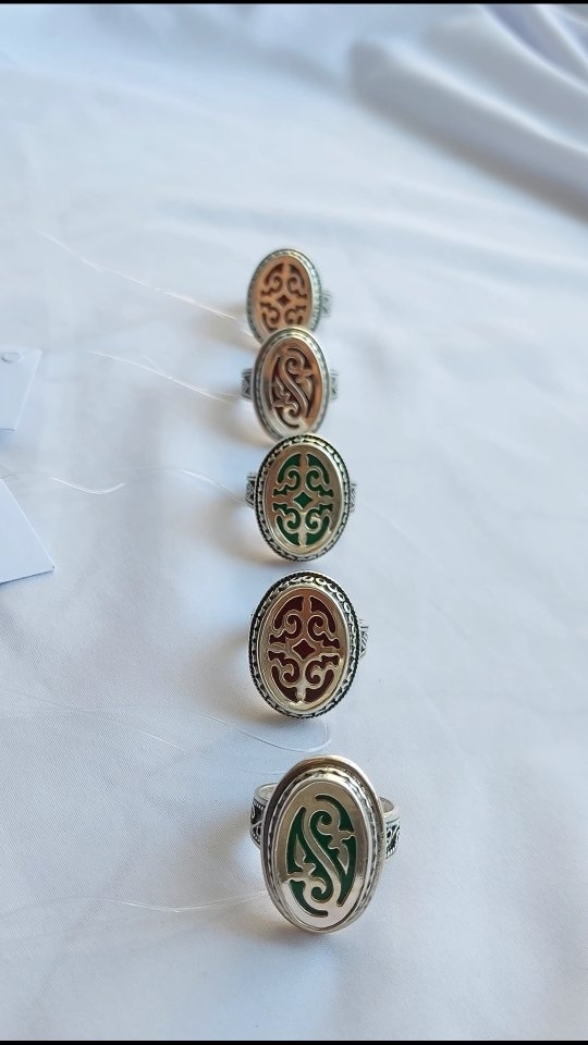 Видео: Серебряное кольцо 925 пробы с красной эмалью в национальном стиле