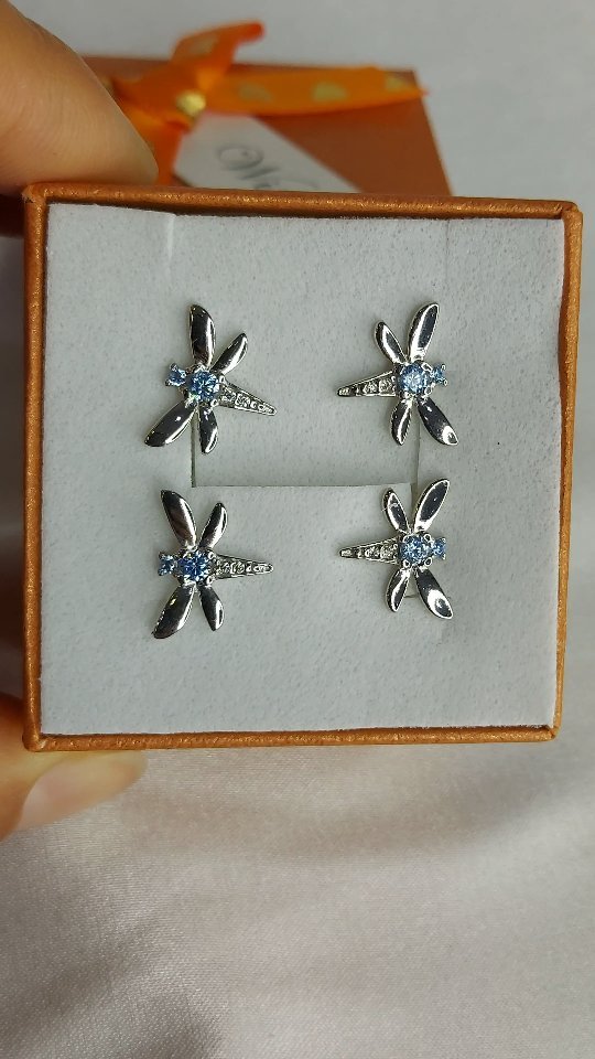 Серьги из серебра с фианитами — кадр из рилса