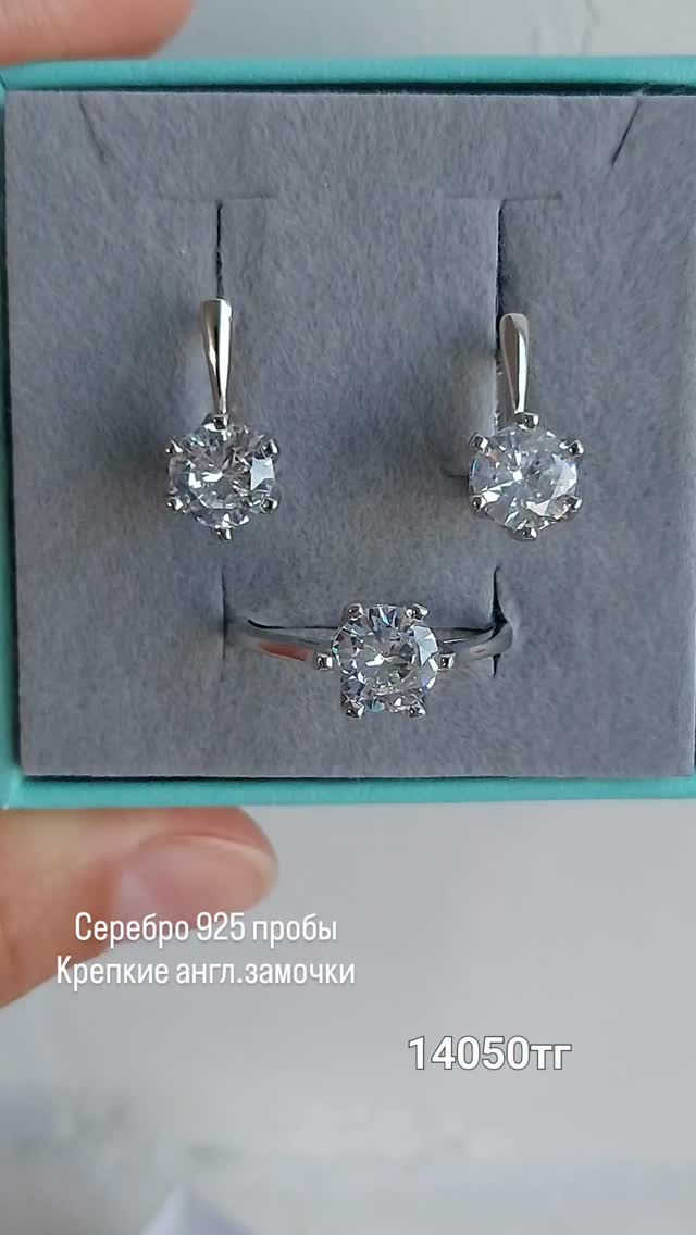 Серебряное кольцо 925 пробы с крупным фианитом
