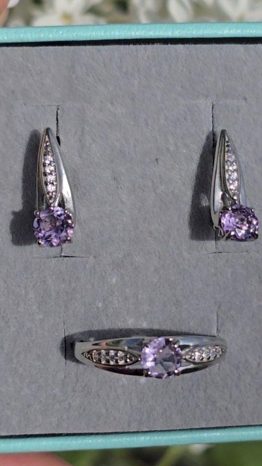 Серьги из серебра с аметистами и фианитами — кадр из рилса