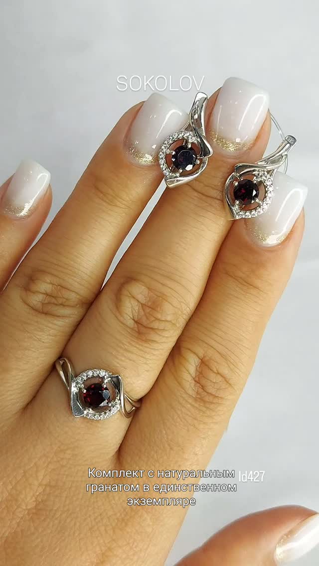 Кольцо из серебра с гранатом и фианитами — кадр из рилса