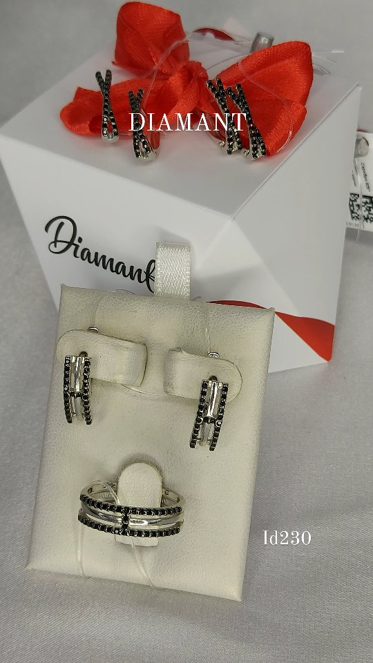 Серьги из серебра с фианитами — кадр из рилса 1