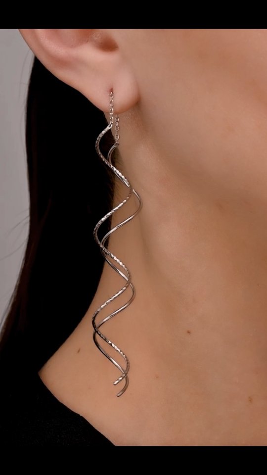 Серьги из серебра — кадр из рилса