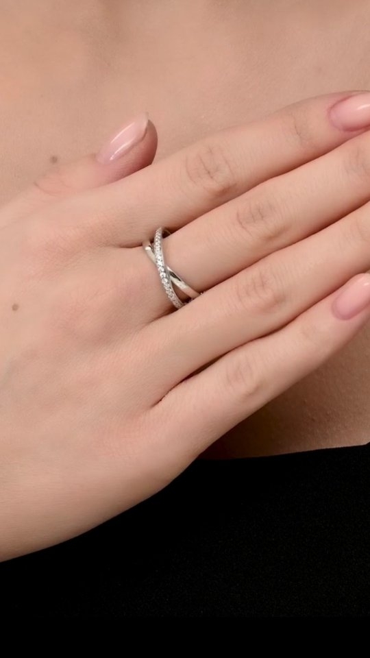 Кольцо из серебра с фианитами — кадр из рилса 6