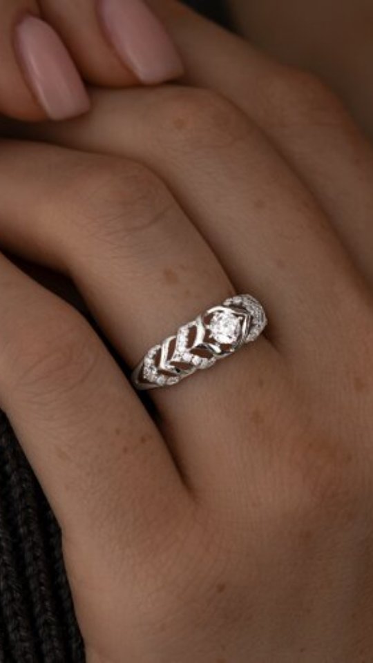 Серьги из серебра с фианитами — кадр из рилса