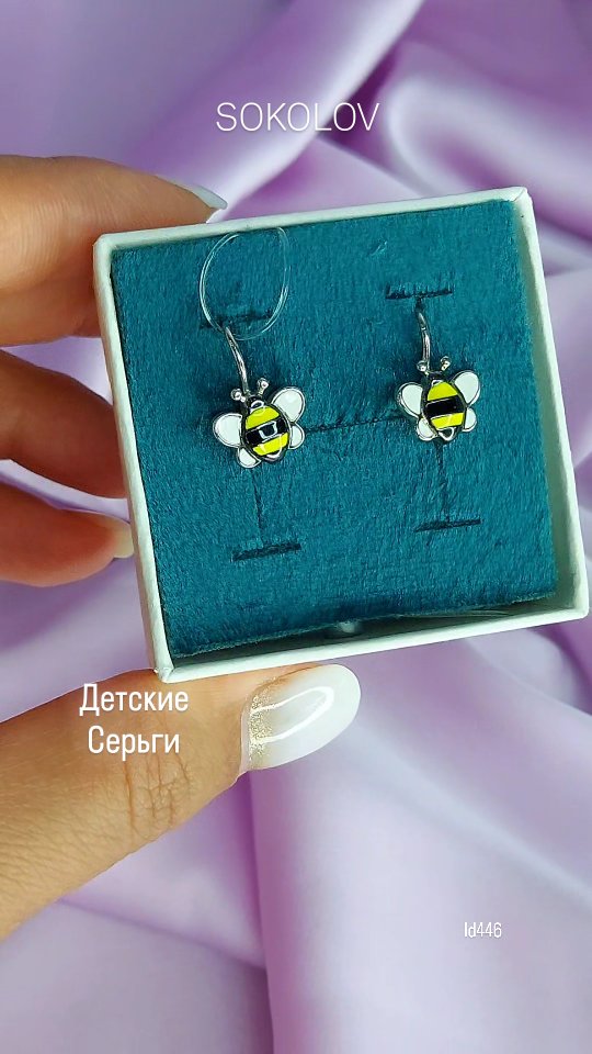 Серьги из золочёного серебра с фианитами — кадр из рилса