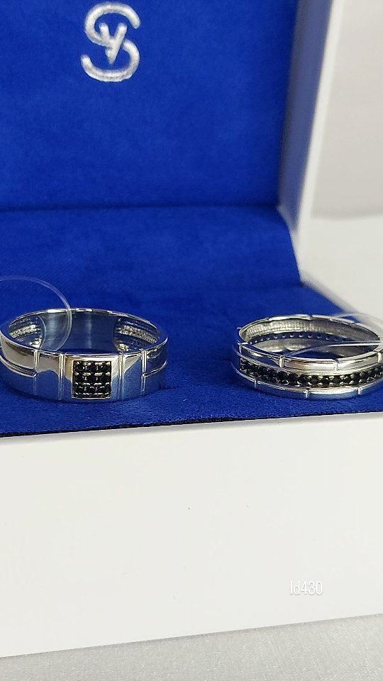 Кольцо из серебра с фианитами — кадр из рилса