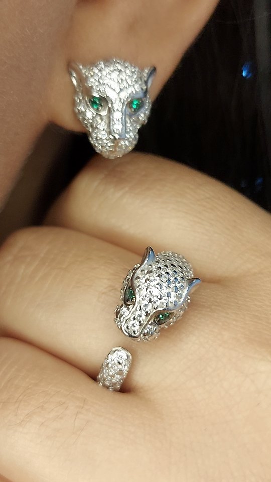 Кольцо из серебра с фианитами — кадр из рилса 2