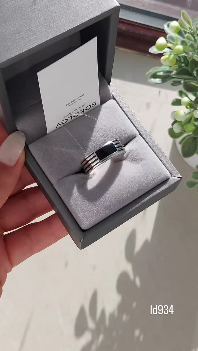 Серебряное кольцо-печатка с фианитами 925 пробы — кадр из рилса
