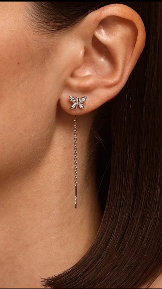 Серьги из серебра с бриллиантами — кадр из рилса