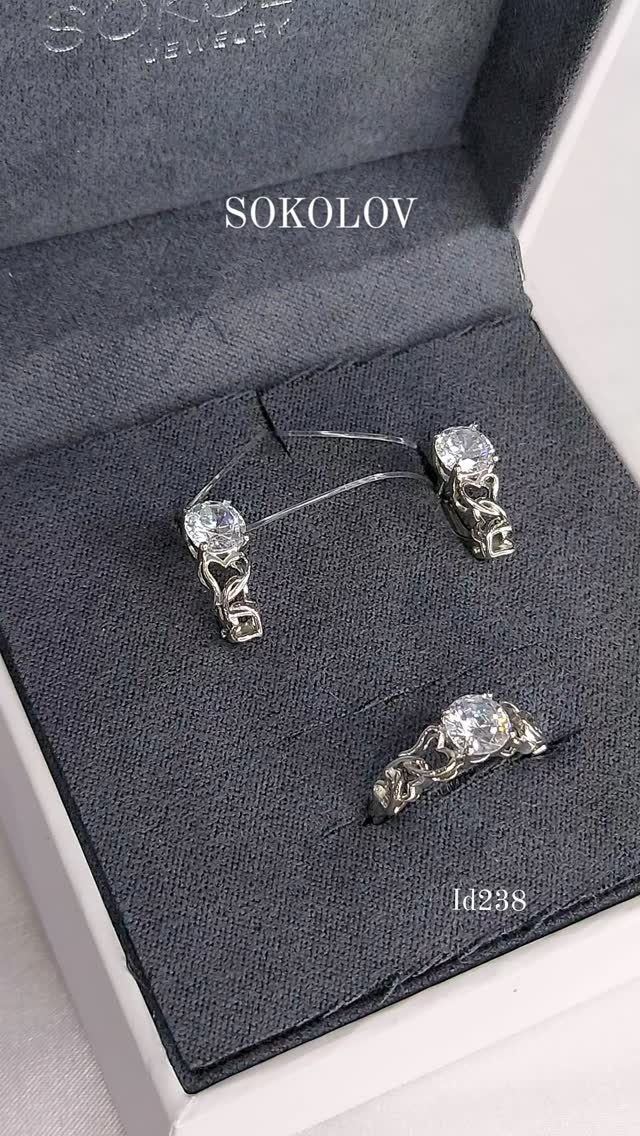 Кольцо из серебра с фианитом — кадр из рилса 1