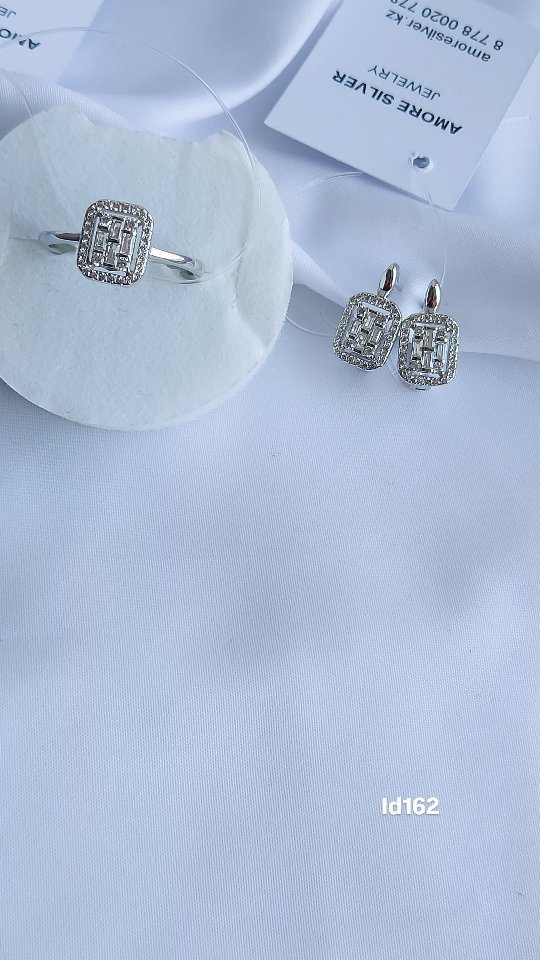 Серебряные серьги 925 пробы с фианитами и английским замком