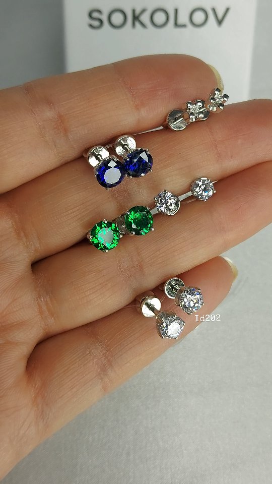 Серьги из серебра с синими корунд (синт.) — кадр из рилса