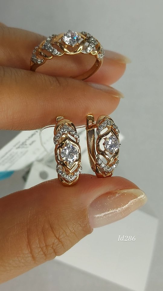 Серьги из золочёного серебра с фианитами — кадр из рилса