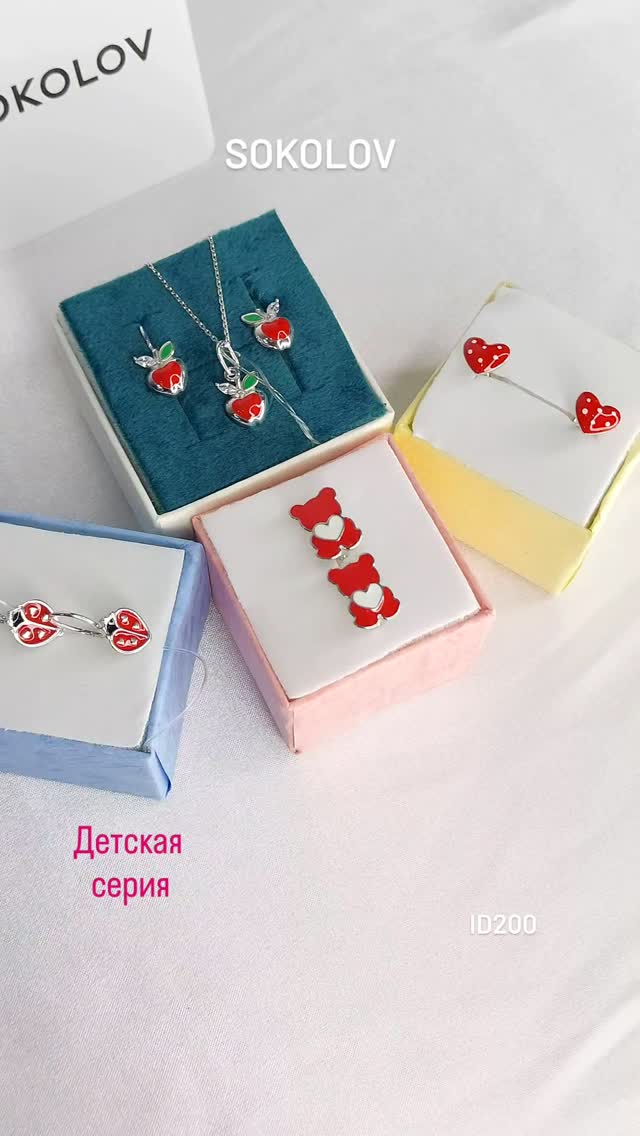 Серьги из серебра с фианитами и эмалью — кадр из рилса 2