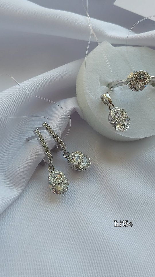 Серебряное кольцо 925 пробы с фианитами в классическом стиле