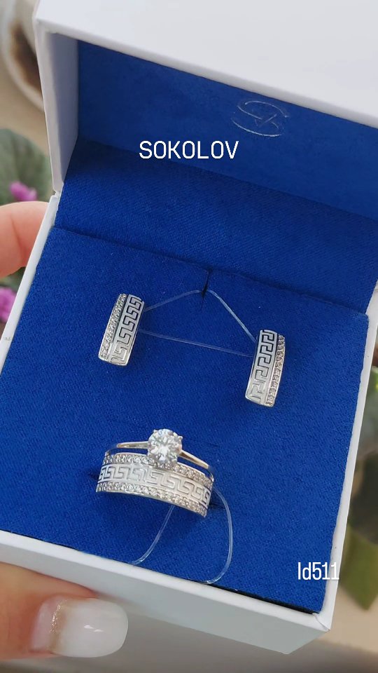 Кольцо из серебра с эмалью с фианитами — кадр из рилса 1