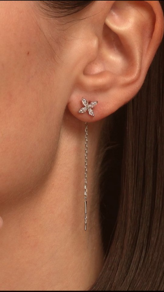 Серьги из серебра с фианитами — кадр из рилса