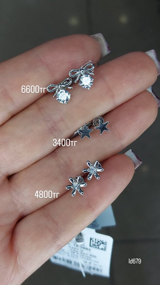 Видео: Серебряные серьги-пусеты «Бантики» с фианитами 925 пробы