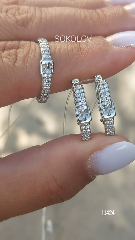 Кольцо из серебра с фианитами — кадр из рилса