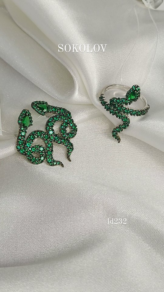 Кольцо из серебра с фианитами — кадр из рилса