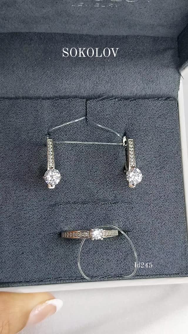 Кольцо из серебра с фианитами — кадр из рилса