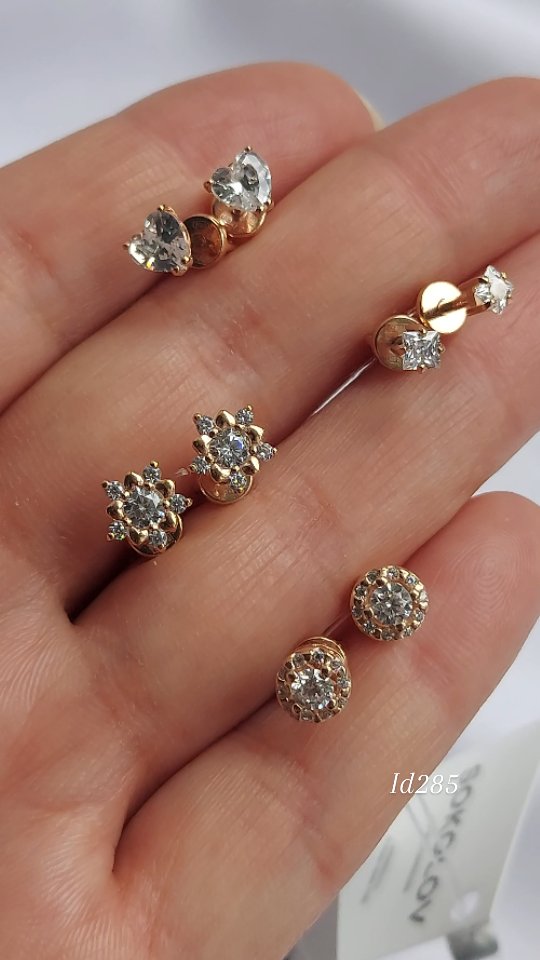 Серьги-пусеты из золочёного серебра с фианитами — кадр из рилса 2