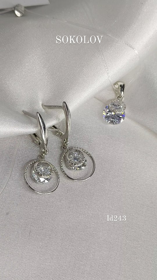 Серьги из серебра с фианитами — кадр из рилса 2