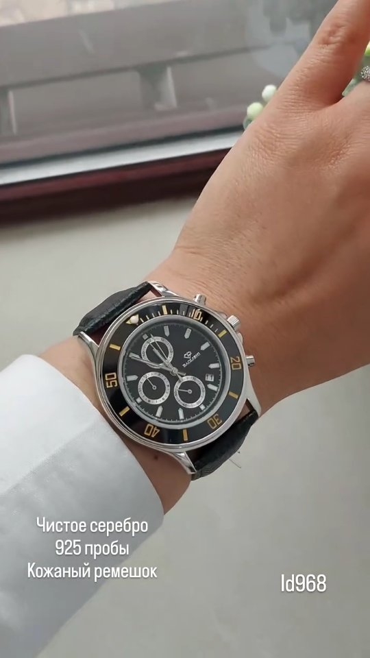 Серебряные наручные часы 925 пробы на кожаном ремешке — кадр из рилса 1