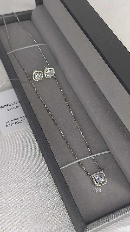 Серебряное колье 925 пробы с квадратным фианитом и родиевым покрытием — кадр из рилса 1