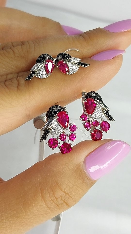 Серьги из серебра с бесцветными, красными и чёрными фианитами — кадр из рилса