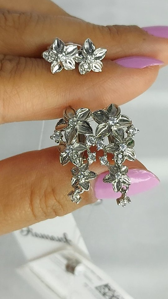 Серьги из серебра с фианитами — кадр из рилса