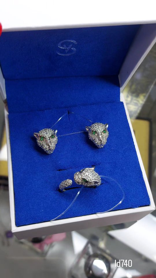 Кольцо из серебра с фианитами — кадр из рилса 3