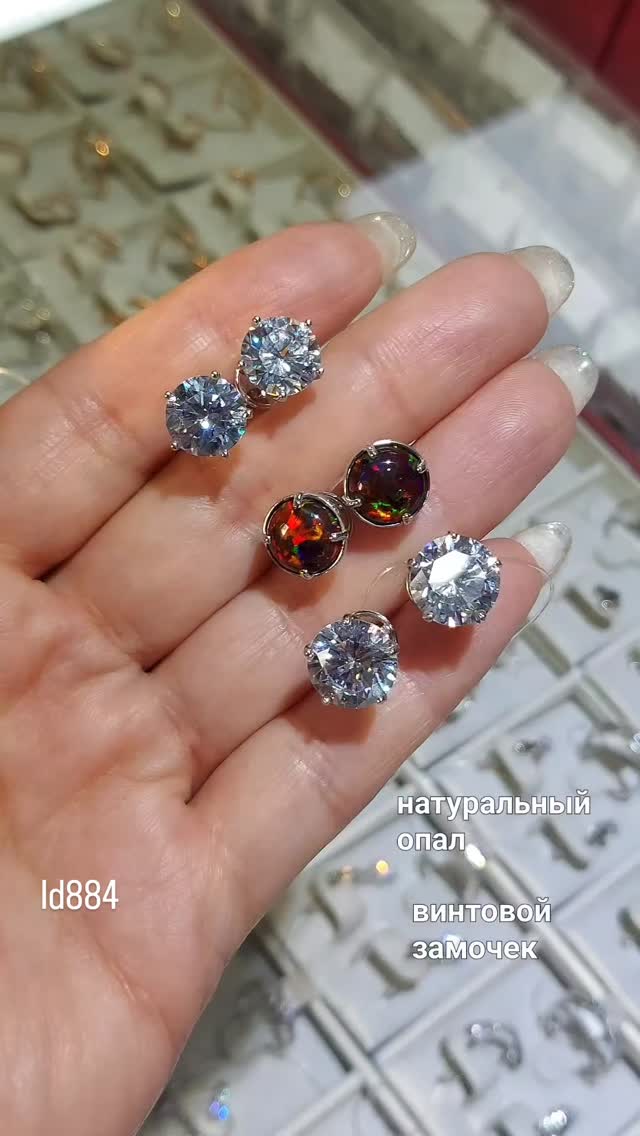 Серебряные серьги с черными опалами 925 пробы — кадр из рилса