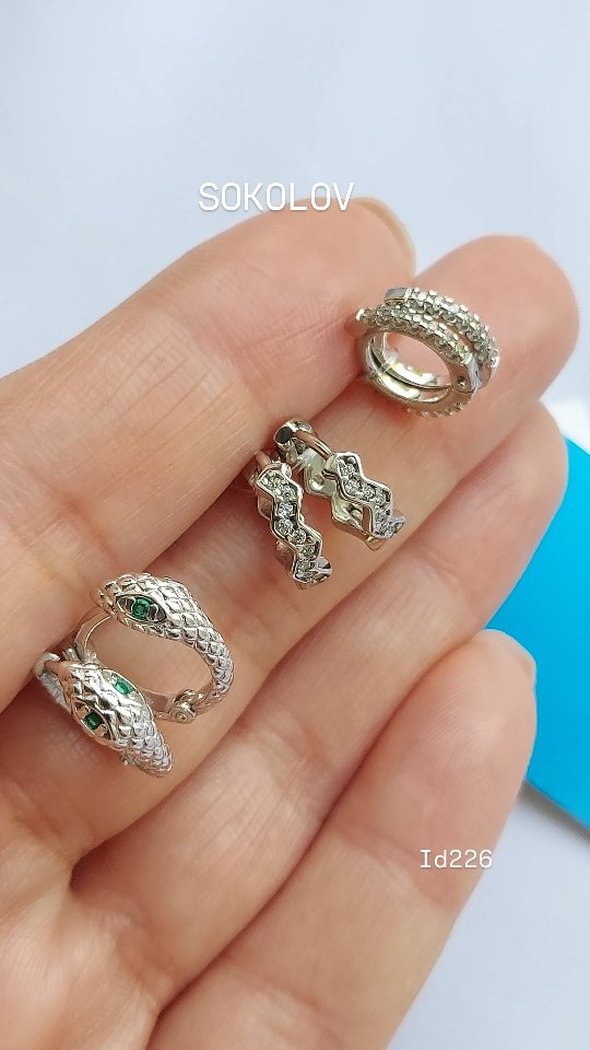 Серьги из серебра с фианитами — кадр из рилса 2