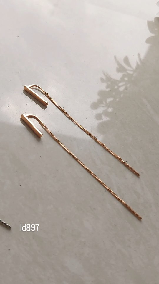 Серебряные серьги-продевки с гранатами 925 пробы — кадр из рилса