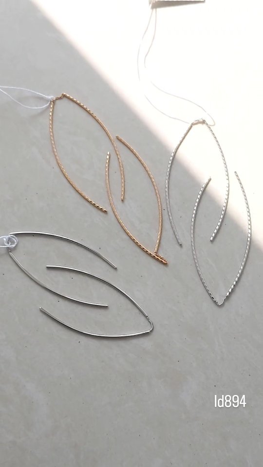 Серебряные серьги 925 пробы с родиевым покрытием — кадр из рилса