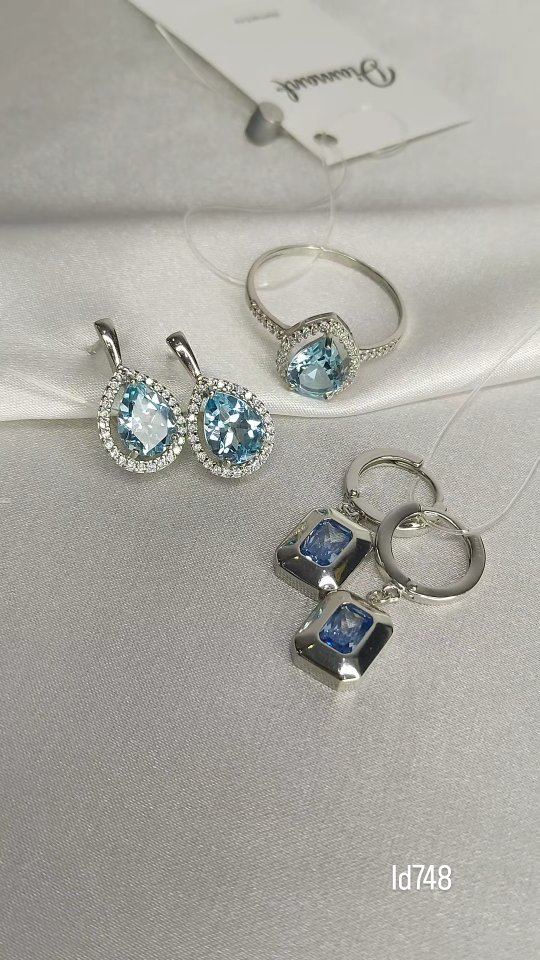 Серьги из серебра с фианитами — кадр из рилса 1