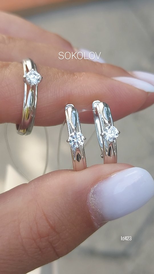 Кольцо из серебра с фианитом — кадр из рилса 2