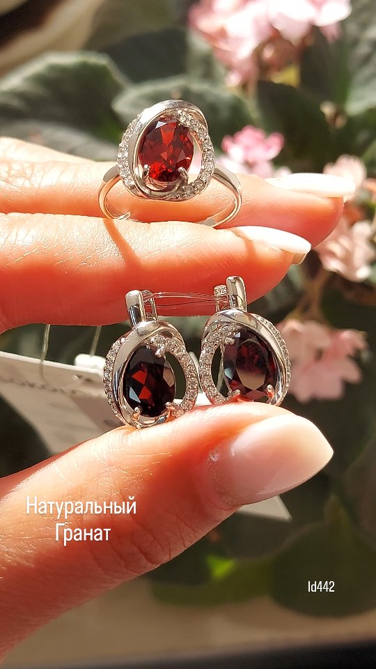 Кольцо из серебра с гранатом и фианитами — кадр из рилса 2